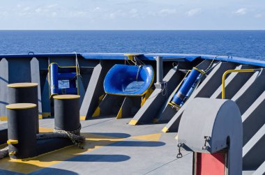 Denize giden geminin ön güvertesi