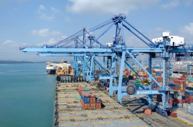 Mombasa, Kenya - 23 Şubat: gemi Mombasa 23 Şubat 2018 üzerinde Mombasa, Kenya demirleme ile konteyner terminal.