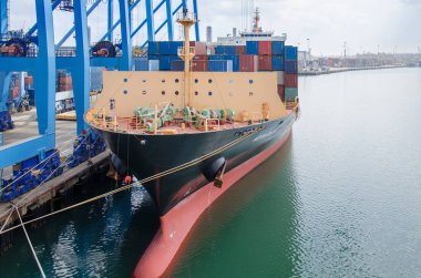 Mombasa, Kenya - 24 Şubat: gemi Mombasa 24 Şubat 2018 üzerinde Mombasa, Kenya demirleme ile konteyner terminal.