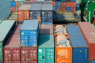 Nhava Sheva, Hindistan - Mart 09: Yatak içinde bağlantı noktası Nhava Sheva üzerinde 09 Mart 2018 yılında Nhava Sheva, Hindistan gemide deşarj.