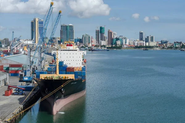 Dar es Salaam, Tanzanya - 21 Şubat: konteyner terminali ve şehir peyzaj içinde bağlantı noktası, Dar es Salaam 21 Şubat 2018 üzerinde Dar es Salaam, Tanzanya.