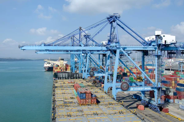 Mombasa, Kenya - 23 Şubat: gemi Mombasa 23 Şubat 2018 üzerinde Mombasa, Kenya demirleme ile konteyner terminal.