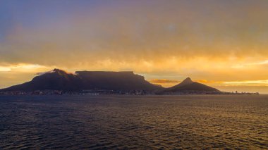 Cape Town, Güney Afrika Cumhuriyeti - Nisan 09: 09 Nisan 2018 akşamı tablo peyzaj dağda Cape Town, Güney Afrika Cumhuriyeti.