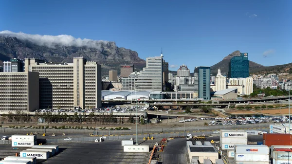 Cape Town, Güney Afrika Cumhuriyeti - 10 Nisan: şehir manzarası içinde bağlantı noktası Cape Town üzerinde 10 Nisan 2018 Cape Town, Güney Afrika Cumhuriyeti.