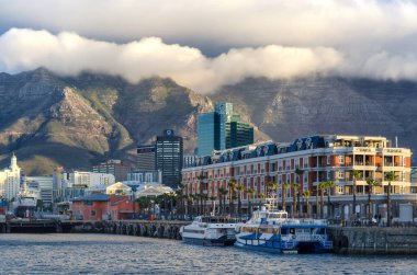 Cape Town, Güney Afrika Cumhuriyeti - 10 Nisan 2018 tarihinde Güney Afrika Cumhuriyeti 'nin Cape Town kentinde Tablo Dağı' nın arka planına karşı şehir manzarası.