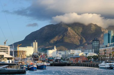 Cape Town, Güney Afrika Cumhuriyeti - 10 Nisan 2018 tarihinde Cape Town, Güney Afrika Cumhuriyeti 'nde dağın arka planına karşı şehir manzarası.