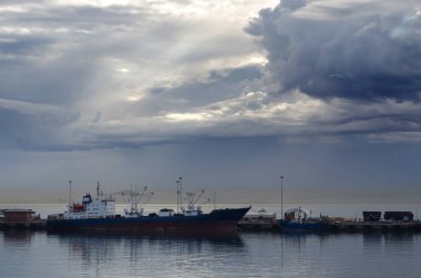Gemi fırtına bulutları arka planı