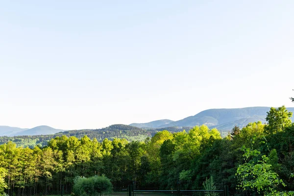 Dağlar ve çayır görkemli manzara. Dağ yolundan Bisiklete binme. Puslu dağ yolu yüksek dağlarda... Dağ yolu ile bulutlu gökyüzü.