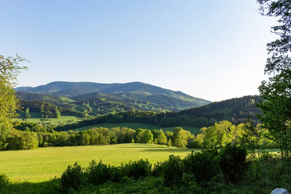 Dağlar ve çayır görkemli manzara. Dağ yolundan Bisiklete binme. Puslu dağ yolu yüksek dağlarda... Dağ yolu ile bulutlu gökyüzü.