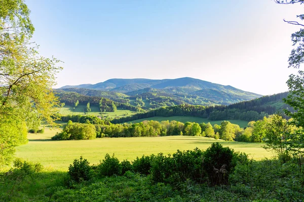 Dağlar ve çayır görkemli manzara. Dağ yolundan Bisiklete binme. Puslu dağ yolu yüksek dağlarda... Dağ yolu ile bulutlu gökyüzü.