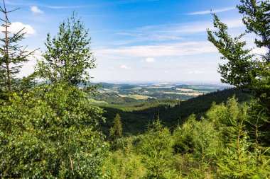 Dağlar ve çayır görkemli manzara. Dağ yolundan Bisiklete binme. Puslu dağ yolu yüksek dağlarda... Dağ yolu ile bulutlu gökyüzü.