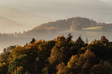 Dağ manzarası gün batımı. Dağ katmanlarda günbatımı. Dağ orman manzarası gün batımı. Orman ve dağlar manzara.