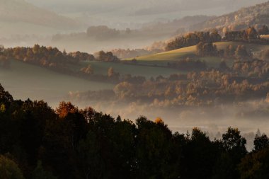 Dağ manzarası gün batımı. Dağ katmanlarda günbatımı. Dağ orman manzarası gün batımı. Orman ve dağlar manzara.