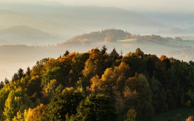 Dağ manzarası gün batımı. Dağ katmanlarda günbatımı. Dağ orman manzarası gün batımı. Orman ve dağlar manzara.