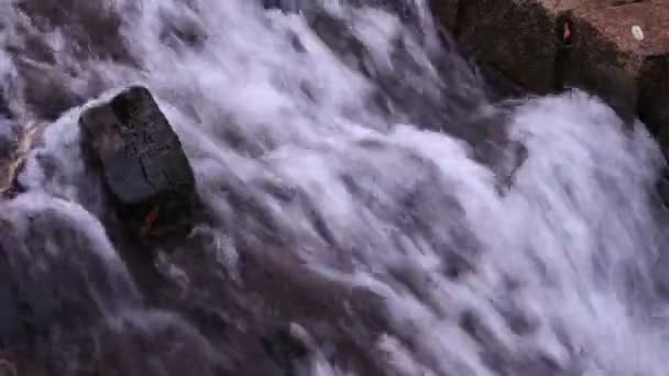 Eau courante naturelle. Eau de source pure et propre. Eau de source naturelle qui coule. Fontaines d'eau froide 