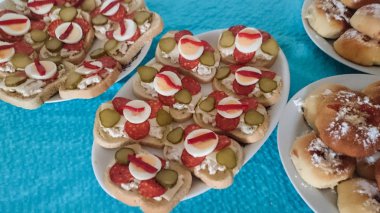 Gastronomik bir arka plan olarak açık yüzlü sandviç. Jambon, peynir, haşlanmış yumurta, kırmızı biber ve salatalık ile Fransız ekmeği dilim üzerinden renkli doku.