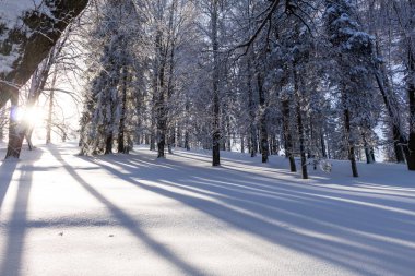 Kış dağlarının manzarasında muhteşem bir günbatımı. Dramatik gökyüzü.