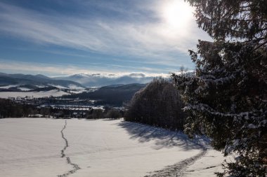Kış dağlarının manzarasında muhteşem bir günbatımı. Dramatik gökyüzü.
