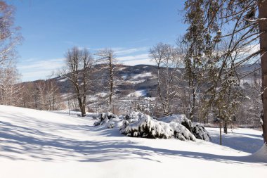 Kış dağlarının manzarasında muhteşem bir günbatımı. Dramatik gökyüzü.