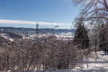 Kış dağlarının manzarasında muhteşem bir günbatımı. Dramatik gökyüzü.