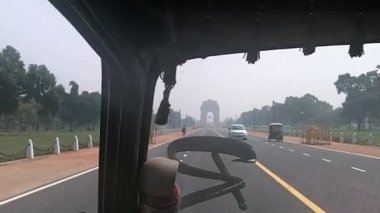 Delhi Hindistan-Ekim 10 2010: bir otomatik çekçek içinden görüntüleyin. Hindistan 'da toplu taşıma motorlu çekçek ortak formu