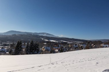 Kar üzerinde güzel bir manzara ile açık güneşli gökyüzü ağaçlar bir fani Noel sabah dağlarda kaplı.