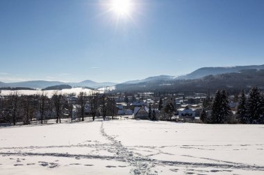 Sabahları güneş ışığıyla parlayan görkemli kış manzarası. Dramatik kış sahnesi.