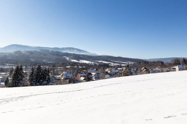 Sabahları güneş ışığıyla parlayan görkemli kış manzarası. Dramatik kış sahnesi.