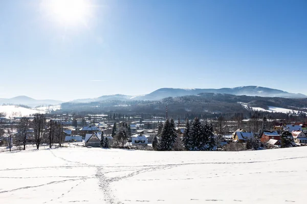 Majestuoso paisaje de invierno que brilla por la luz del sol en la mañana. Escena invernal dramática. — Foto de Stock