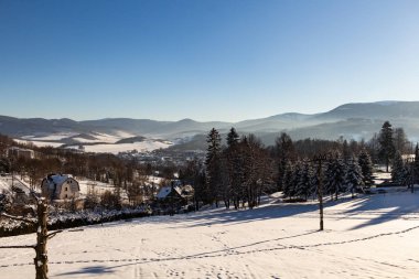Orman ile kış Panorama peyzaj, ağaçlar kar ve gündoğumu kaplı. Yeni bir günün kış sabahı. günbatımı ile kış manzara, panoramik görünüm