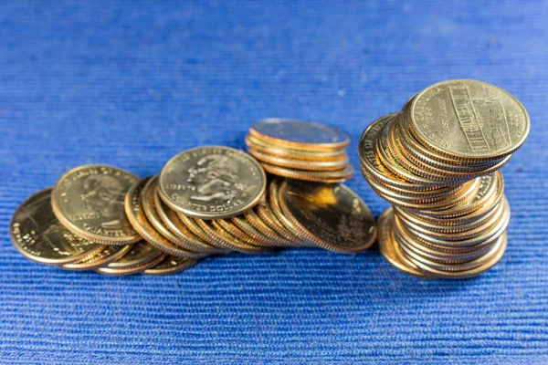 Monedas Dinero Una Pila Sobre Fondo Azul —  Fotos de Stock