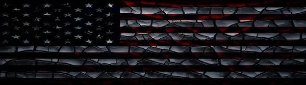 İnişli çıkışlı bir yüzeyde Amerikan bayrağı. Antik bir arka planda aydınlık ve karanlık oyunu. Birleşik Devletler Bayrağı.