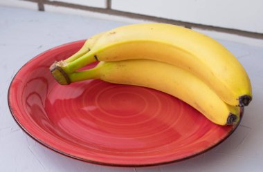 Beyaz arkaplanda muz demeti