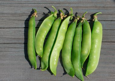 Ahşap zemin üzerinde yeşil bezelyeler