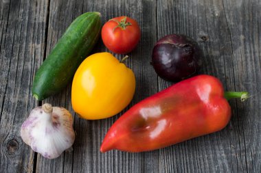  Ahşap arka planda sebzeler