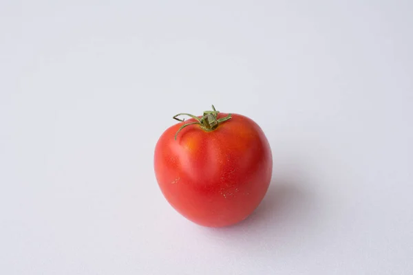 Tomate Vermelho Sobre Fundo Branco — Fotografia de Stock