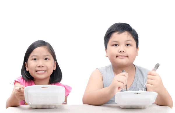 Hermano Hermana Comiendo Arroz Frito Caja Espuma Aislado Sobre Fondo — Foto de Stock