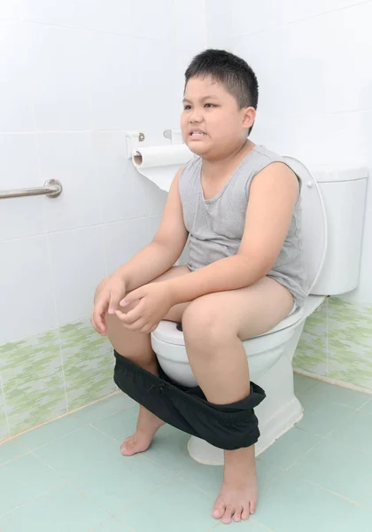 Niño Gordo Sufren Estómago Sentarse Inodoro Diarrea Estreñimiento Concepto Salud — Foto de Stock
