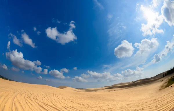 Fehér Felhős Kék Fehér Homokos Dűnékhez Sivatagban Phan Thiet Mui — Stock Fotó