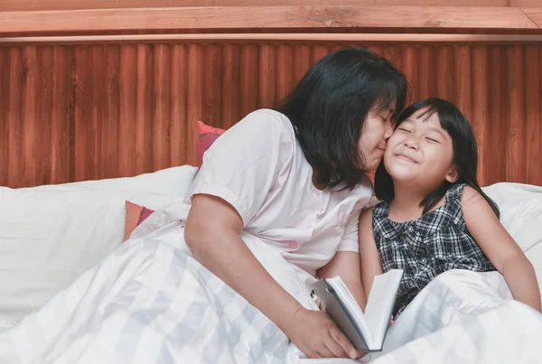 Madre Está Besando Hija Mejilla Después Leer Libro Cama Casa — Foto de Stock