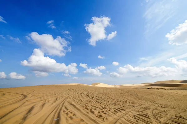 越南的梅 白沙丘的景观 白色的多云和蓝天 热门旅游景点 — 图库照片