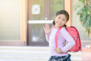 Asyalı öğrenci okula ve okulda, okul kavramı başa veda sallıyor
