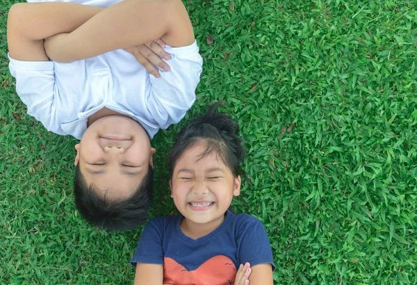 Crianças Felizes Sorriem Deitam Grama Recreação Conceito Mentira — Fotografia de Stock