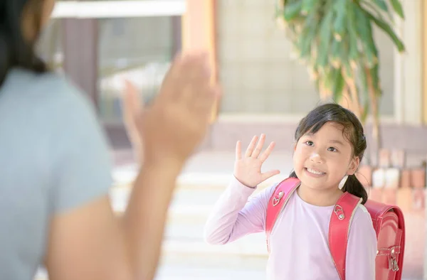 Asiatisk Student Skolan Och Vinkar Adjö Skolan Tillbaka Till Skolan — Stockfoto