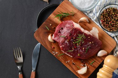 taze et ile tuz sarımsak ve biberiye yaprak siyah tablo, kopya alanı sığır eti biftek hazırlamak