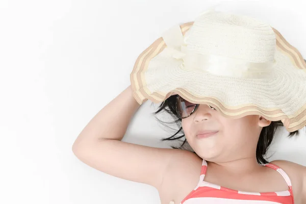 Şapka Güneş Gözlüğü Beyaz Zemin Üzerine Yalan Ile Şirin Asyalı — Stok fotoğraf