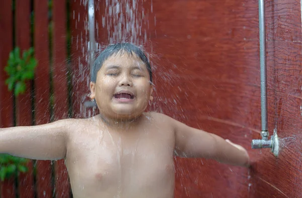 Onnellinen Liikalihava Poika Suihkussa Ennen Uimista Terveellistä Virkistys Käsite — kuvapankkivalokuva
