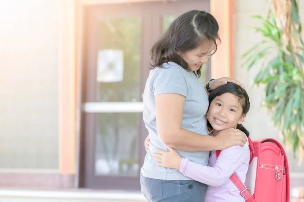 Bagschool 개념에서 그녀의 어머니를 포옹으로 아시아 귀여운 — 스톡 사진