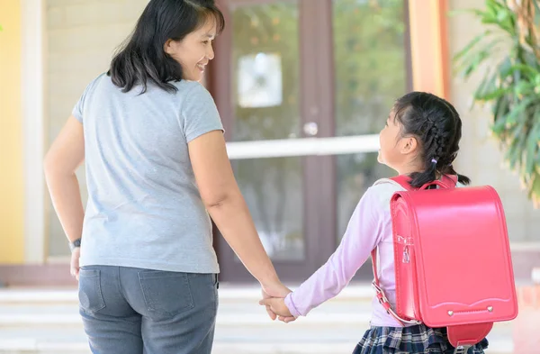 Giovane Madre Che Tiene Mano Figlia Con Zaino Che Scuola — Foto Stock