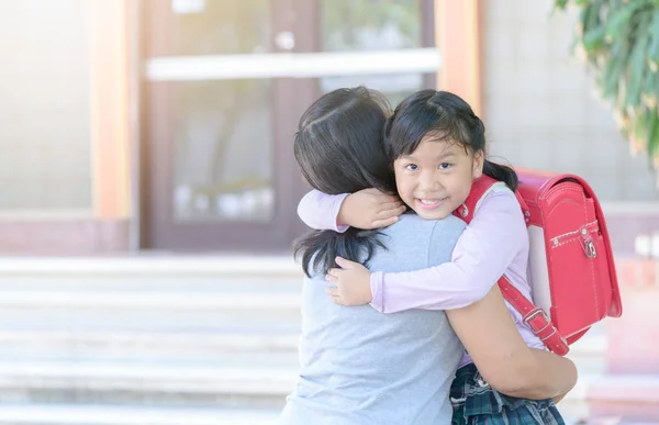 Madre Abbraccio Figlia Uniforme Studente Amore Concetto — Foto Stock